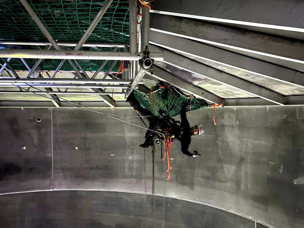 Industriekletterer bei der Netzmontage in einem Silo
