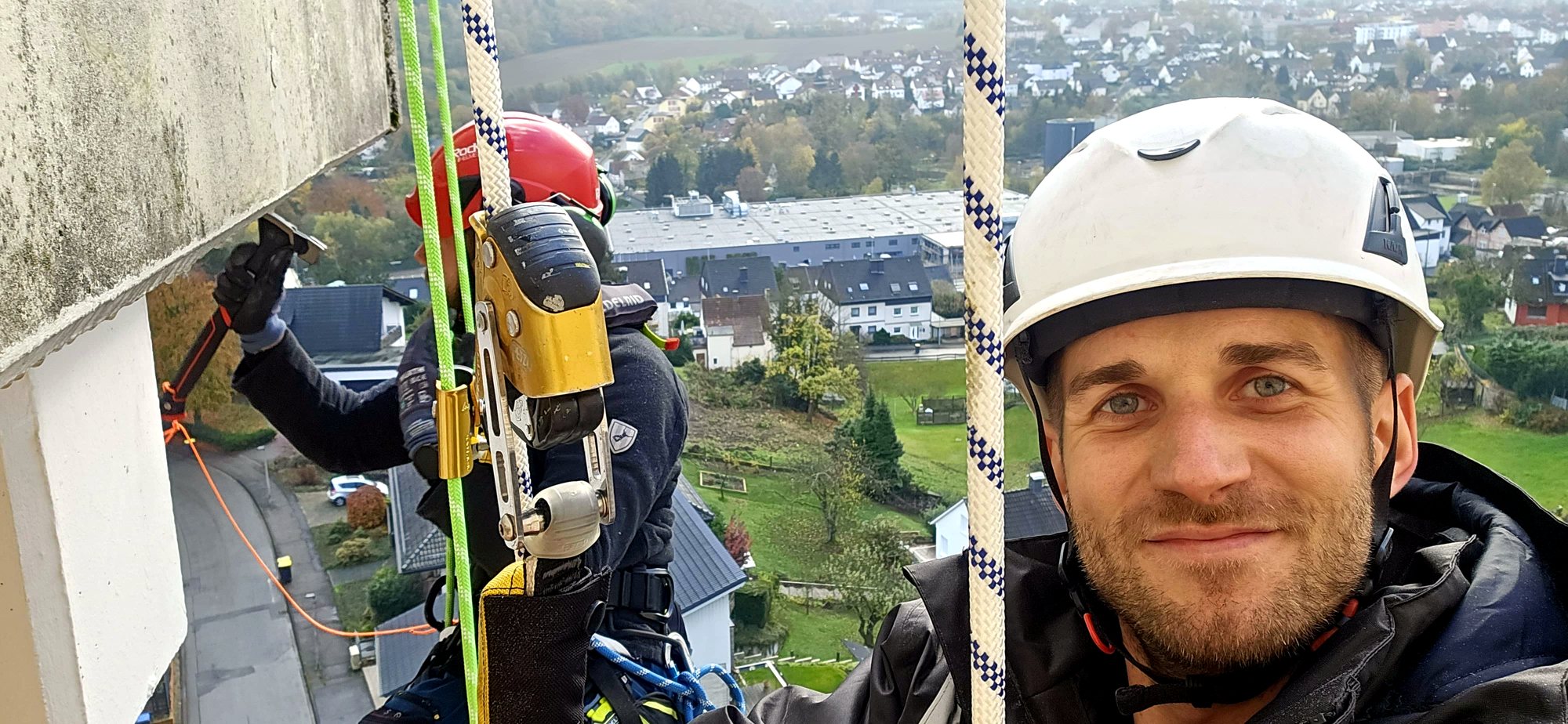 Zwei Industriekletterer der IKR bei einem Einsatz